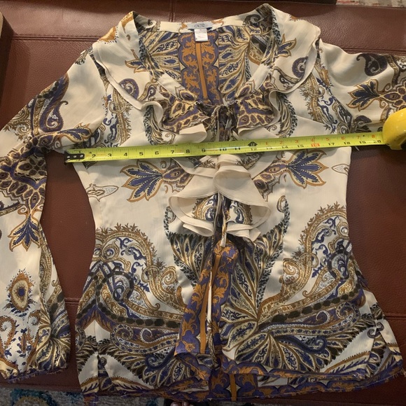 Cache ruffle front blouse. Size med. - Picture 6 of 8